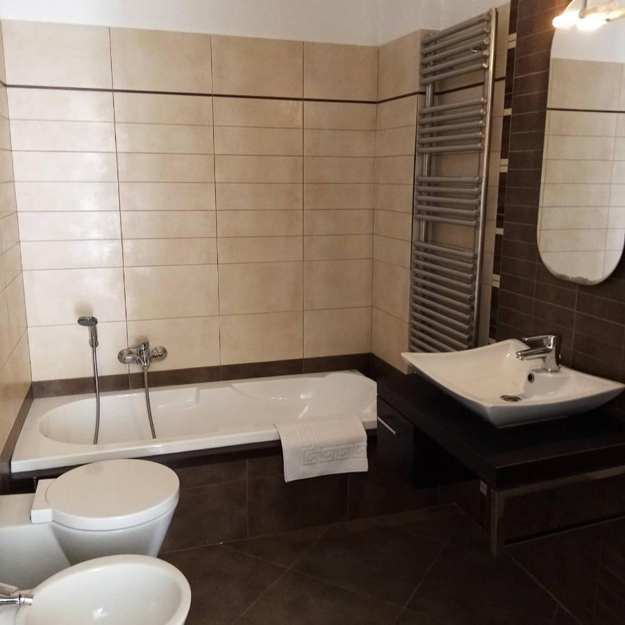 Dimora Storica Le Perle Bed & Breakfast Лече Екстериор снимка