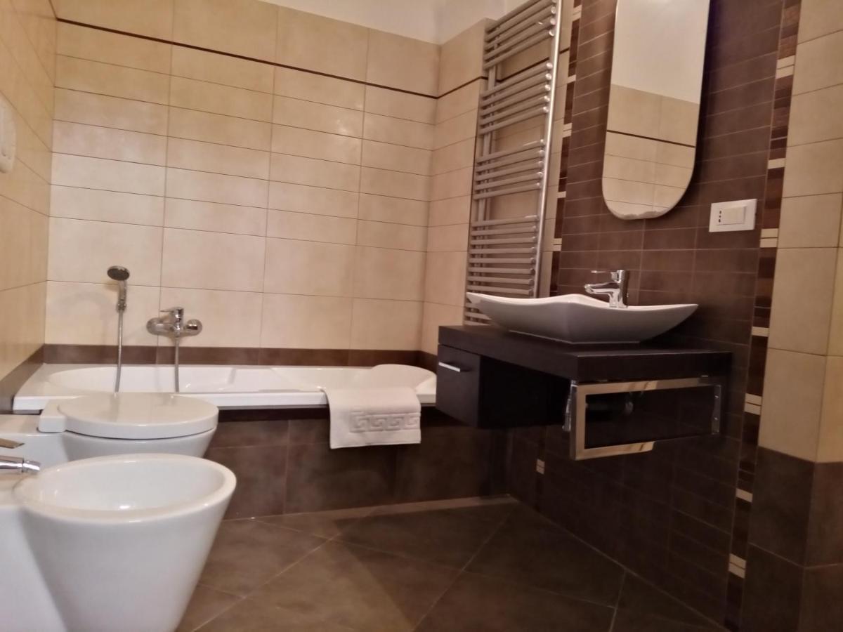 Dimora Storica Le Perle Bed & Breakfast Лече Екстериор снимка