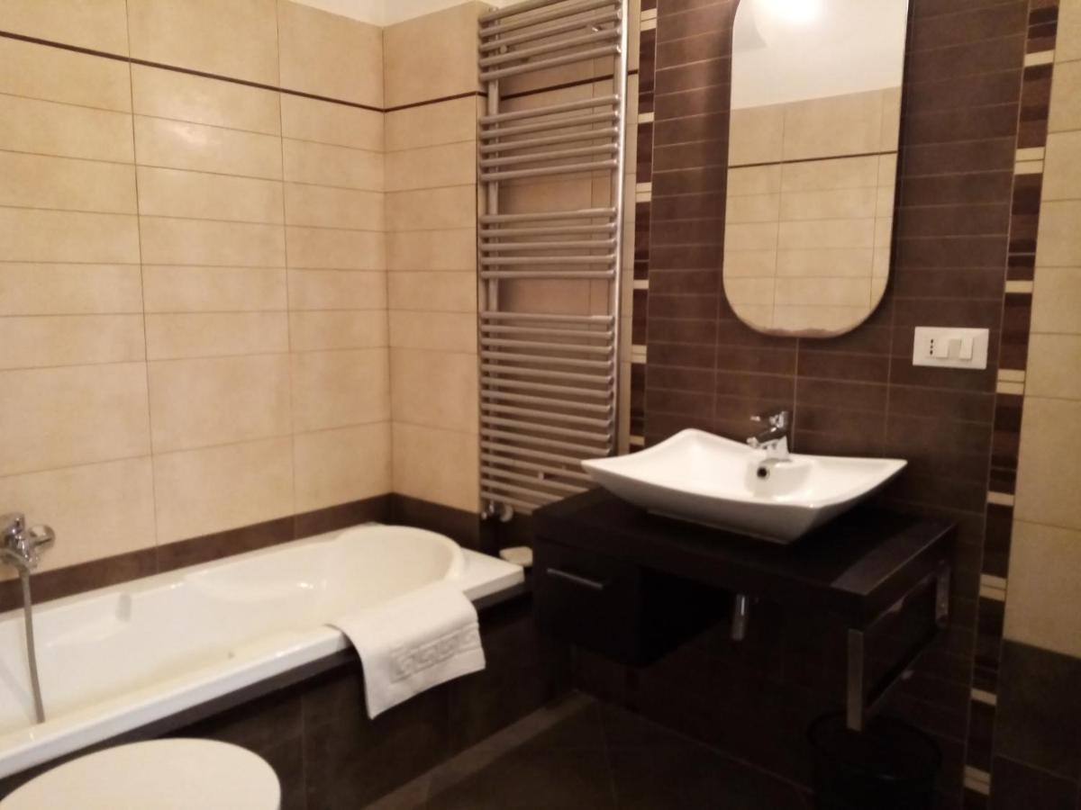 Dimora Storica Le Perle Bed & Breakfast Лече Екстериор снимка